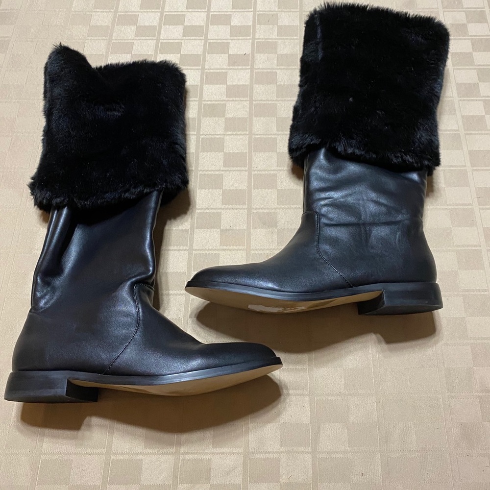Victoria’s Fur tall Pull On 307006-093 Low‎ Heel